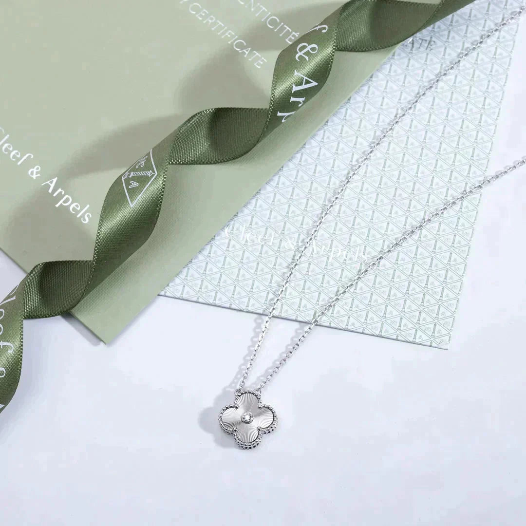 [Vicky]CLOVER  15MM DIAMOND LASER NECKLACE SILVER