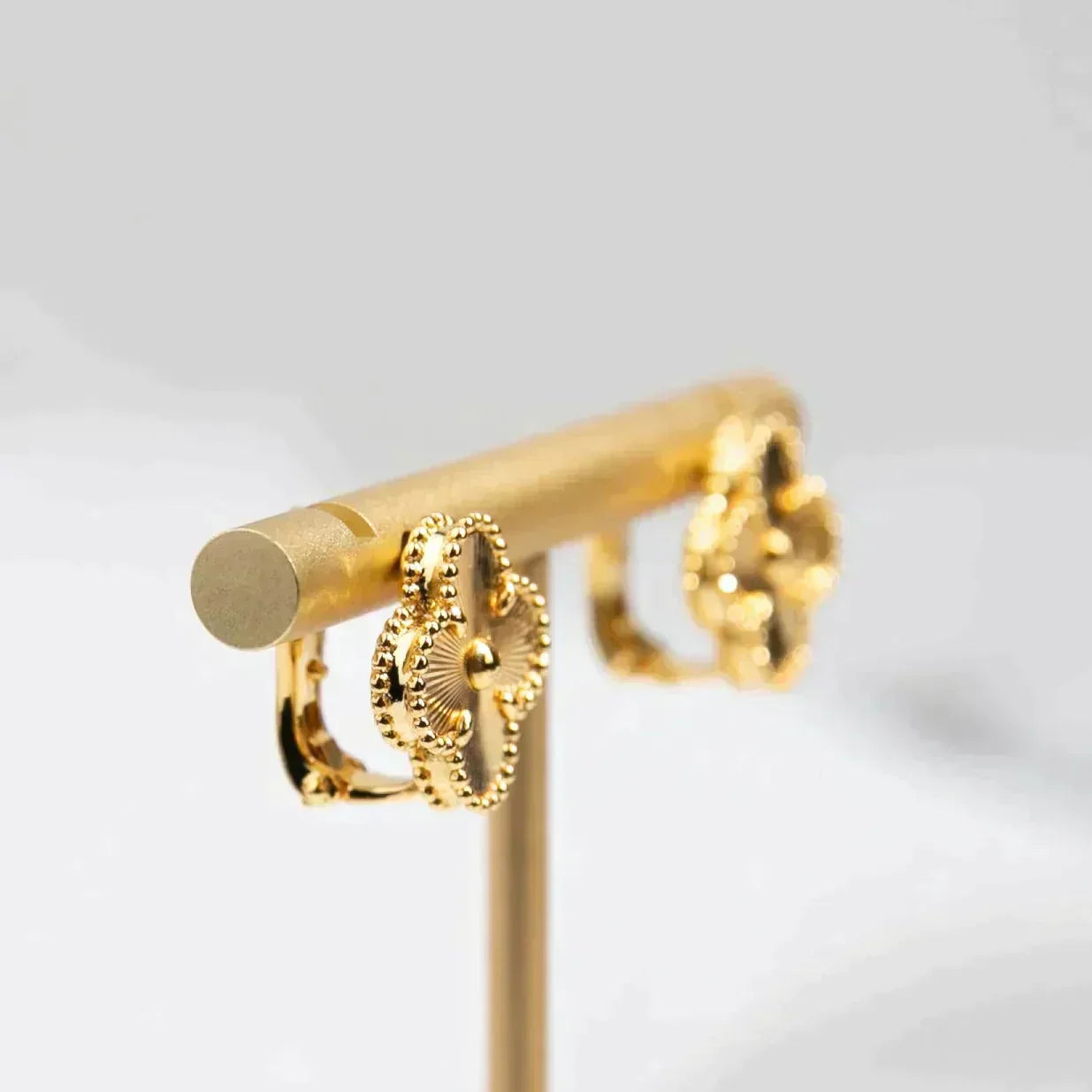 [Vicky]CLOVER MEDIUM 1 MOTIFS LASER EARRINGS