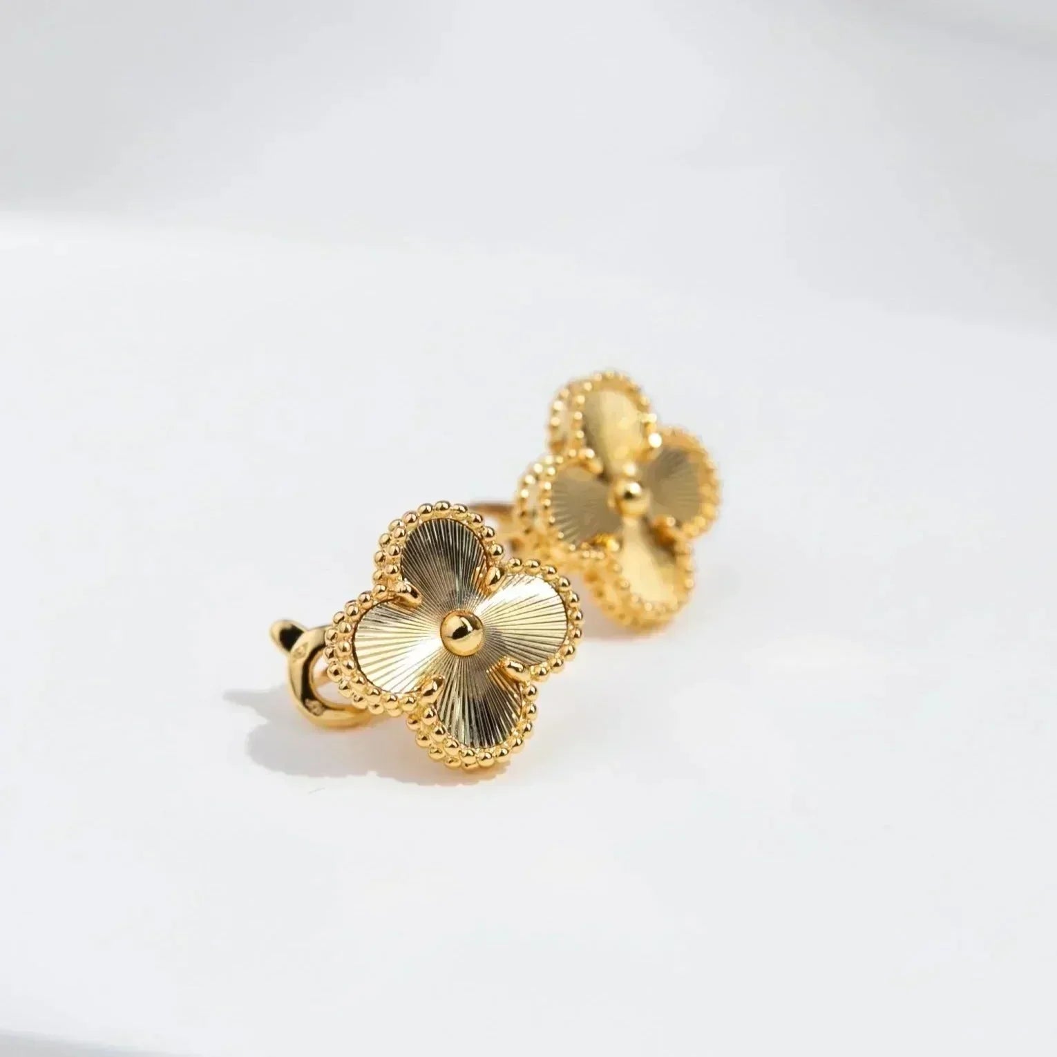 [Vicky]CLOVER MEDIUM 1 MOTIFS LASER EARRINGS