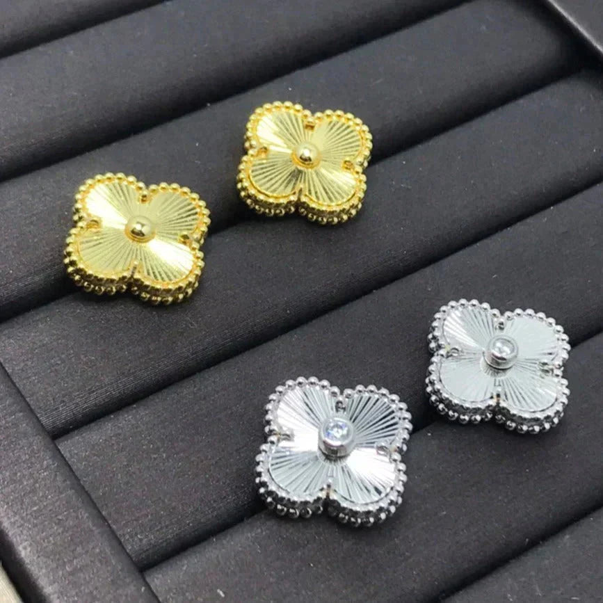 [Vicky]CLOVER MINI 9.5MM LASER EARRINGS