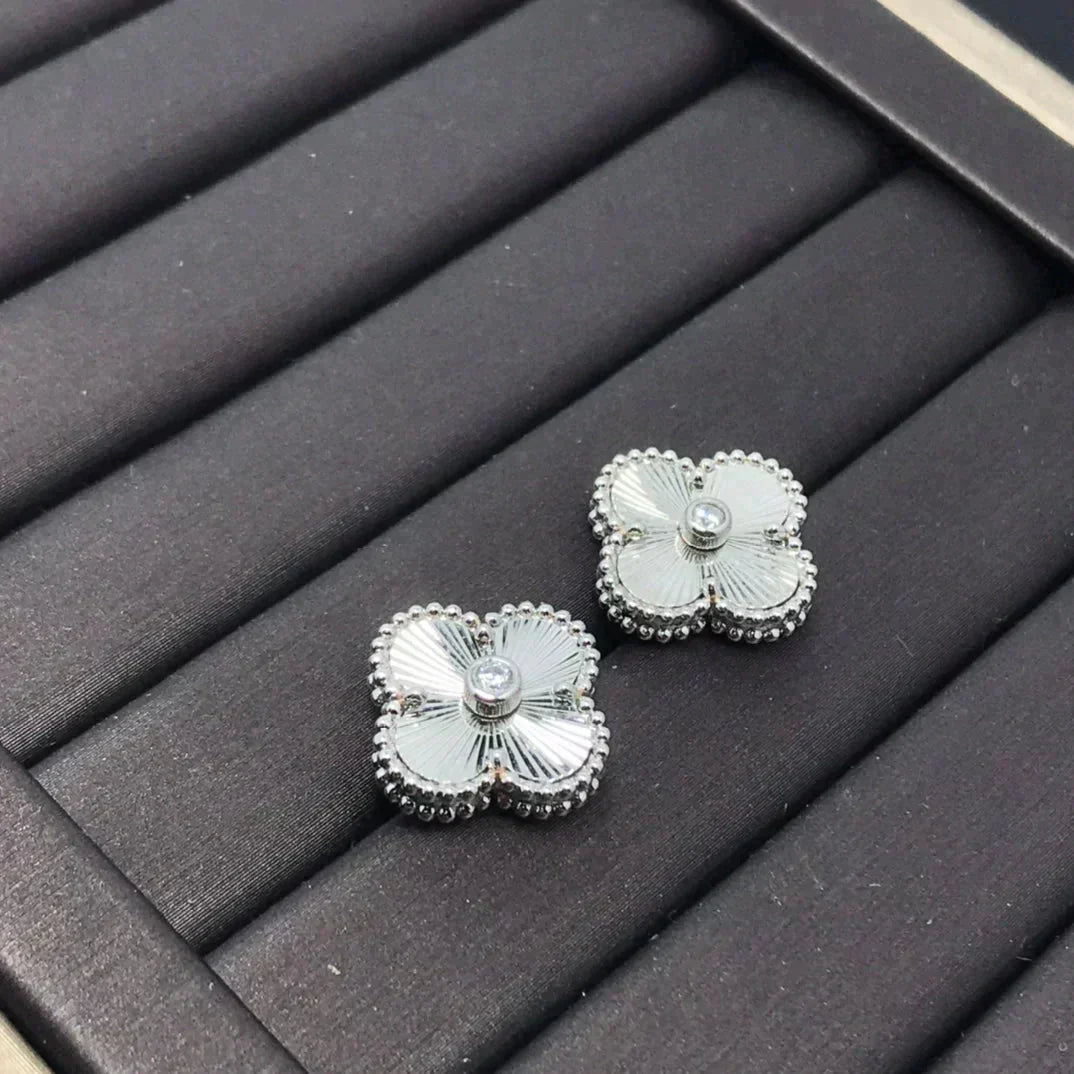 [Vicky]CLOVER MINI 9.5MM LASER EARRINGS