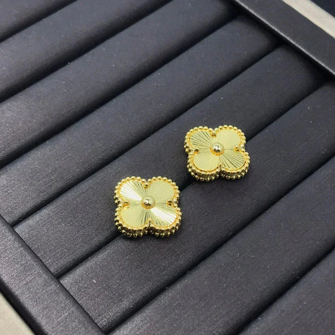 [Vicky]CLOVER MINI 9.5MM LASER EARRINGS