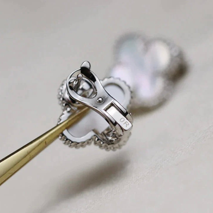 [Vicky]CLOVER MEDIUM 1 MOTIFS  WHITE MOP EARRINGS SILVER