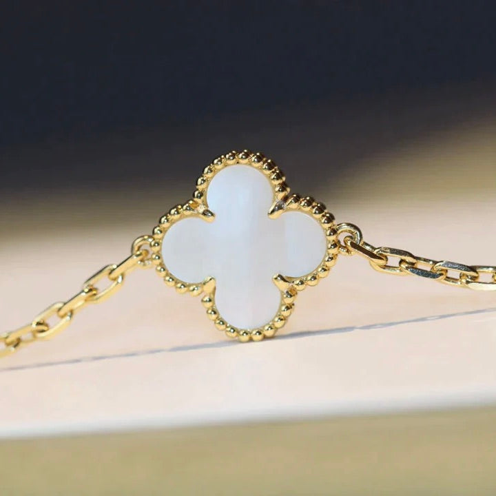 [Vicky]CLOVER 20 MOTIFS WHITE MOP NECKLACE