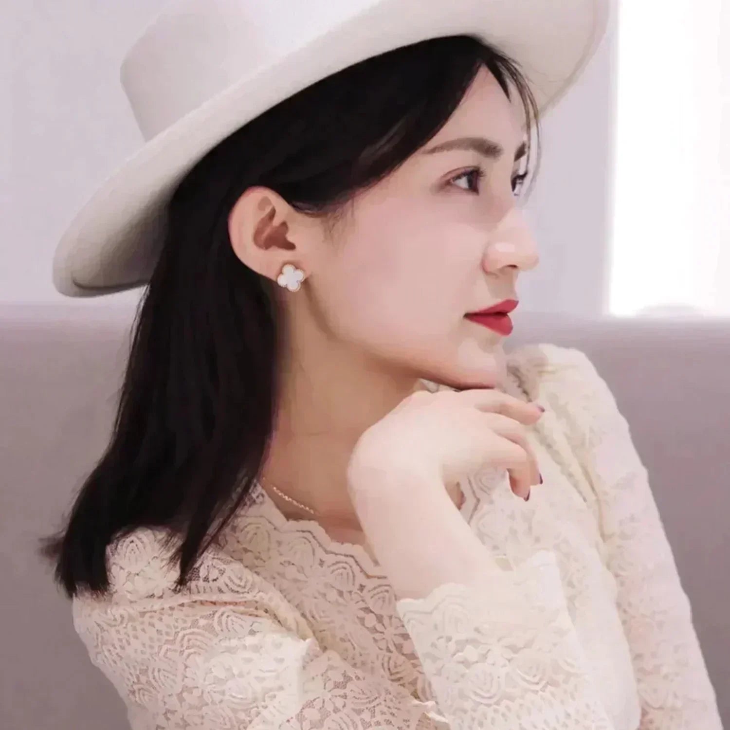 [Vicky]CLOVER MEDIUM 1 MOTIFS  WHITE MOP STUD EARRINGS