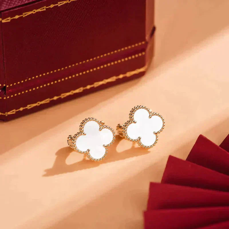 [Vicky]CLOVER MEDIUM 1 MOTIFS  WHITE MOP STUD EARRINGS