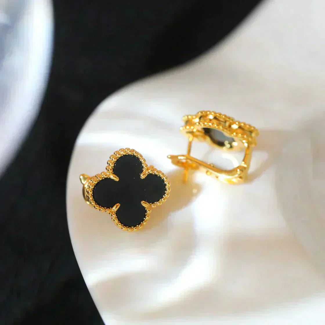 [Vicky]CLOVER MEDIUM 1 MOTIFS  ONYX STUD EARRINGS