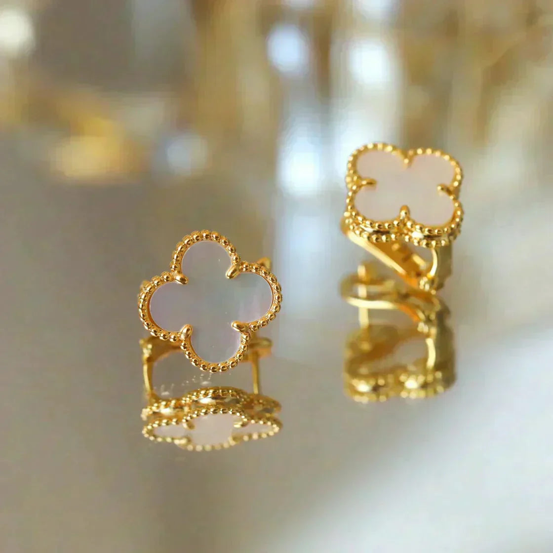 [Vicky]CLOVER MEDIUM 1 MOTIFS  WHITE MOP STUD EARRINGS