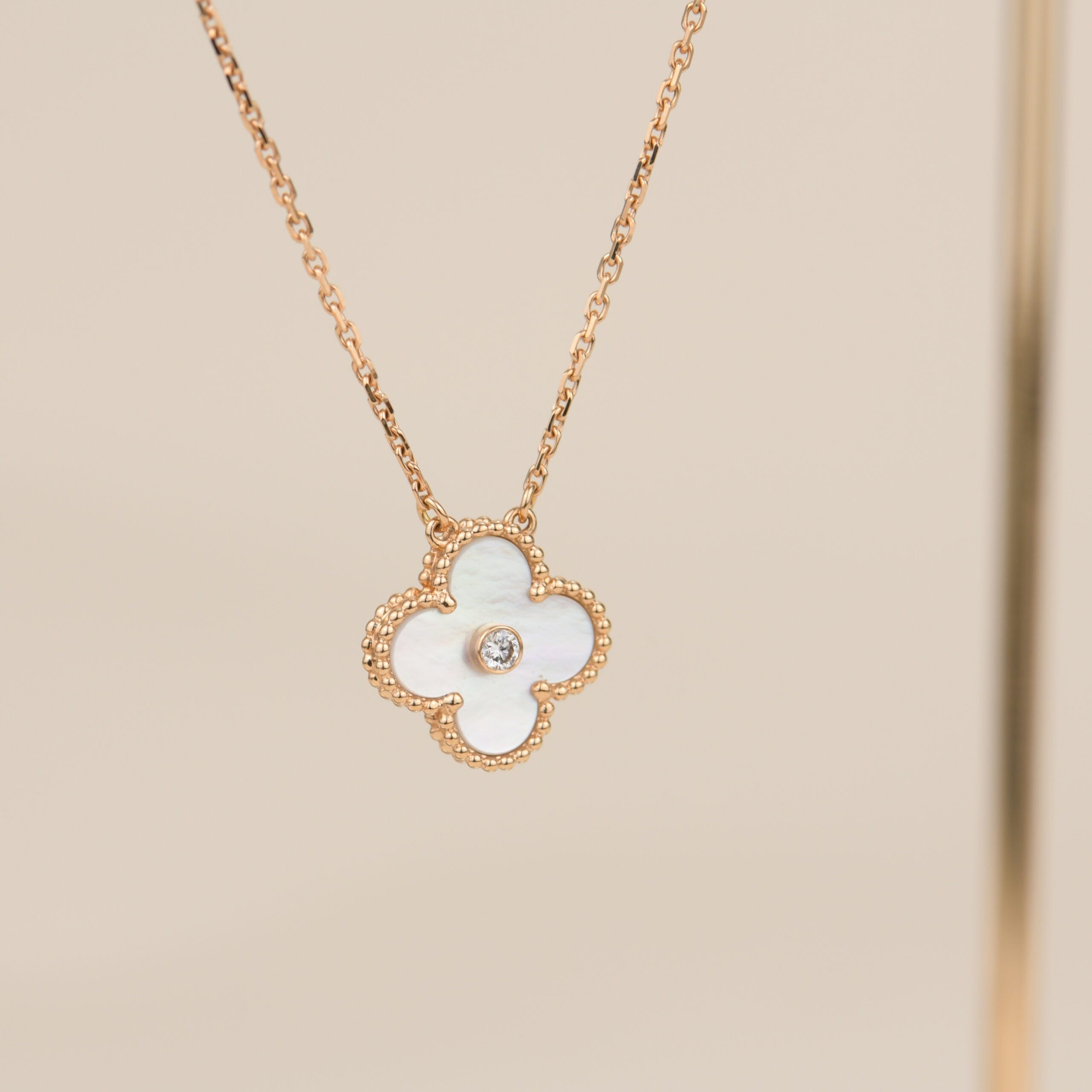 [Vicky]CLOVER 15MM DIAMOND WHITE FRITILLARIA NECKLACE