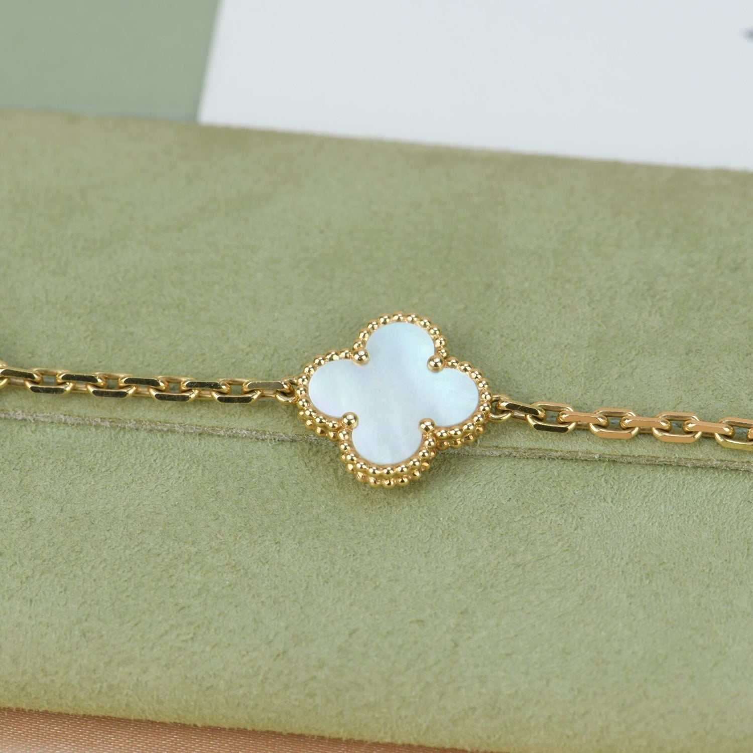 [Vicky]CLOVER  5 MOTIF WHITE MOP BRACELET