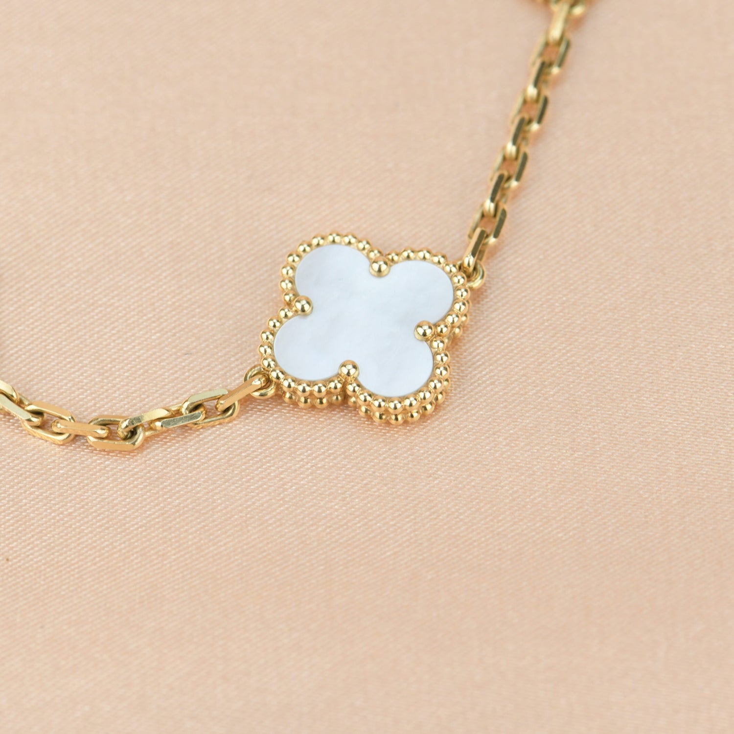 [Vicky]CLOVER  5 MOTIF WHITE MOP BRACELET