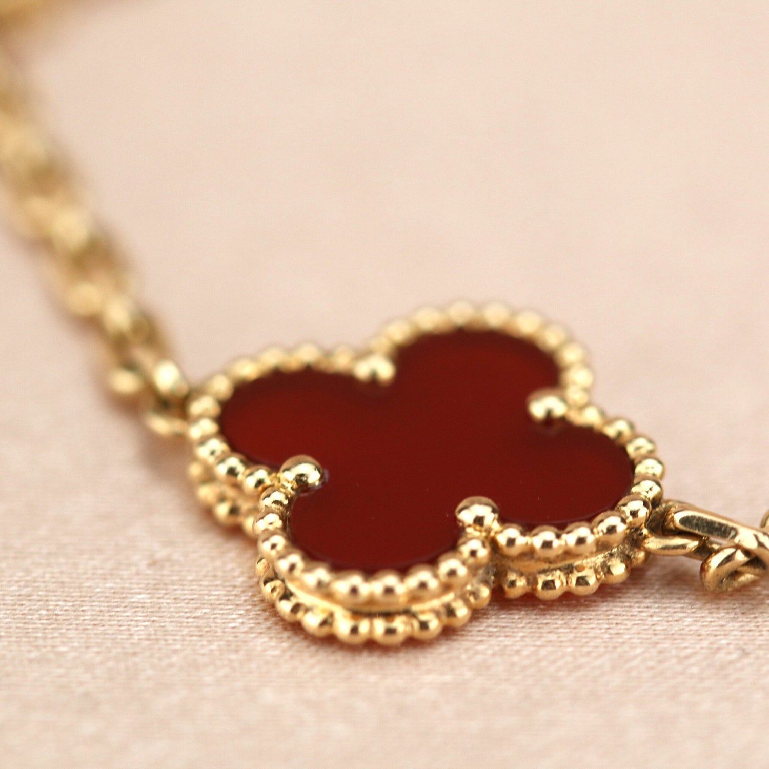 [Vicky]CLOVER 5 MOTIFS RED AGATE  BRACELET
