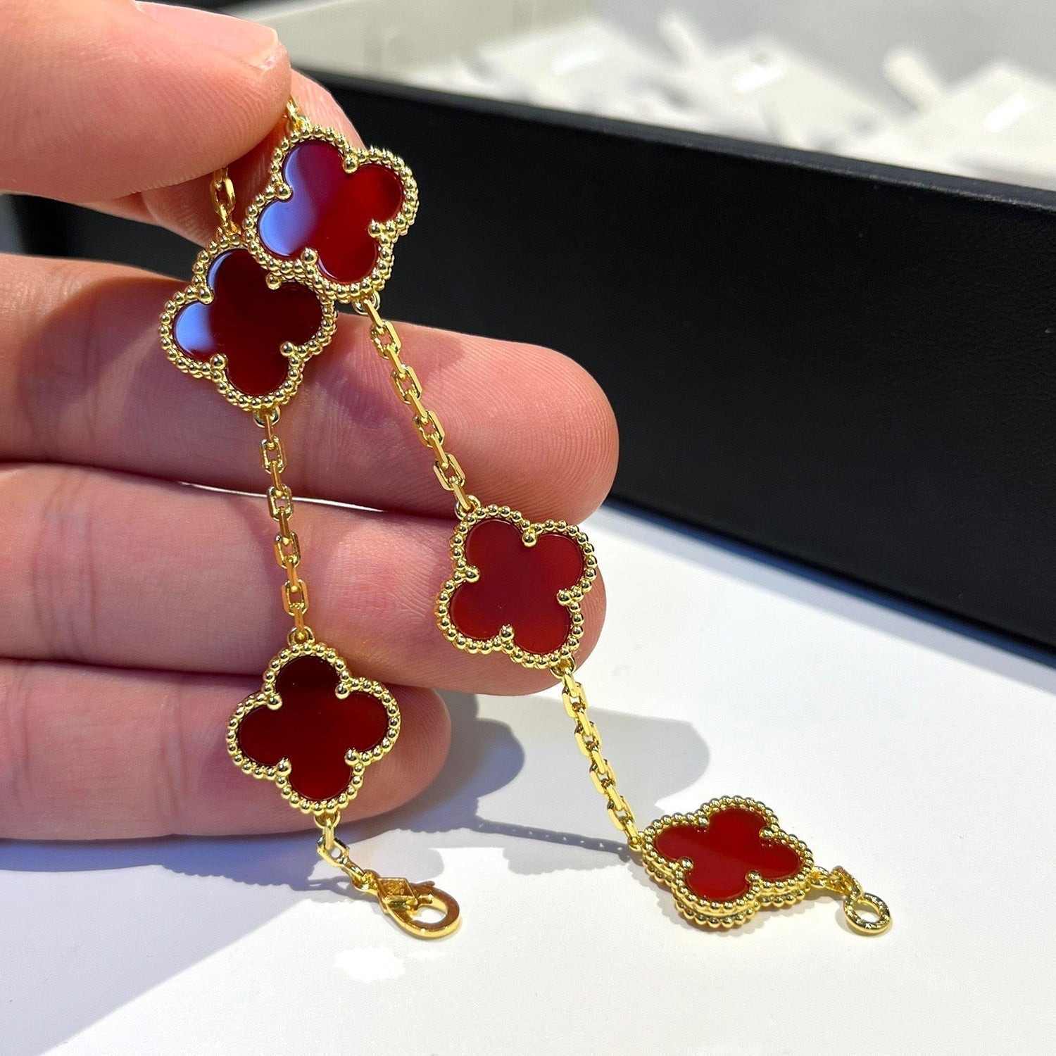 [Vicky]CLOVER 5 MOTIFS RED AGATE  BRACELET
