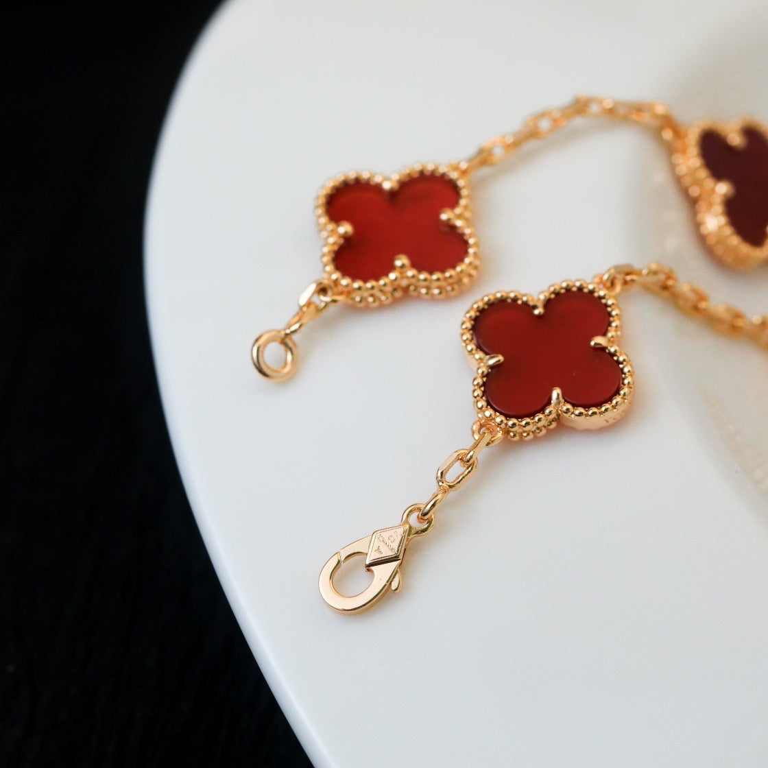 [Vicky]CLOVER 5 MOTIFS RED AGATE  BRACELET