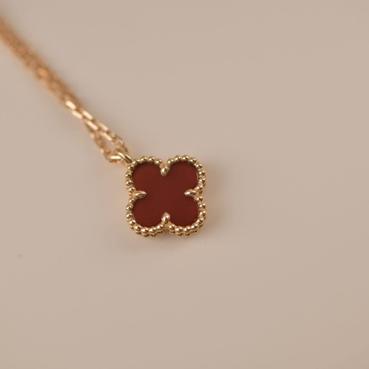 [Vicky]CLOVER MINI 9.5MM WHITE CARNELIANS NECKLACE