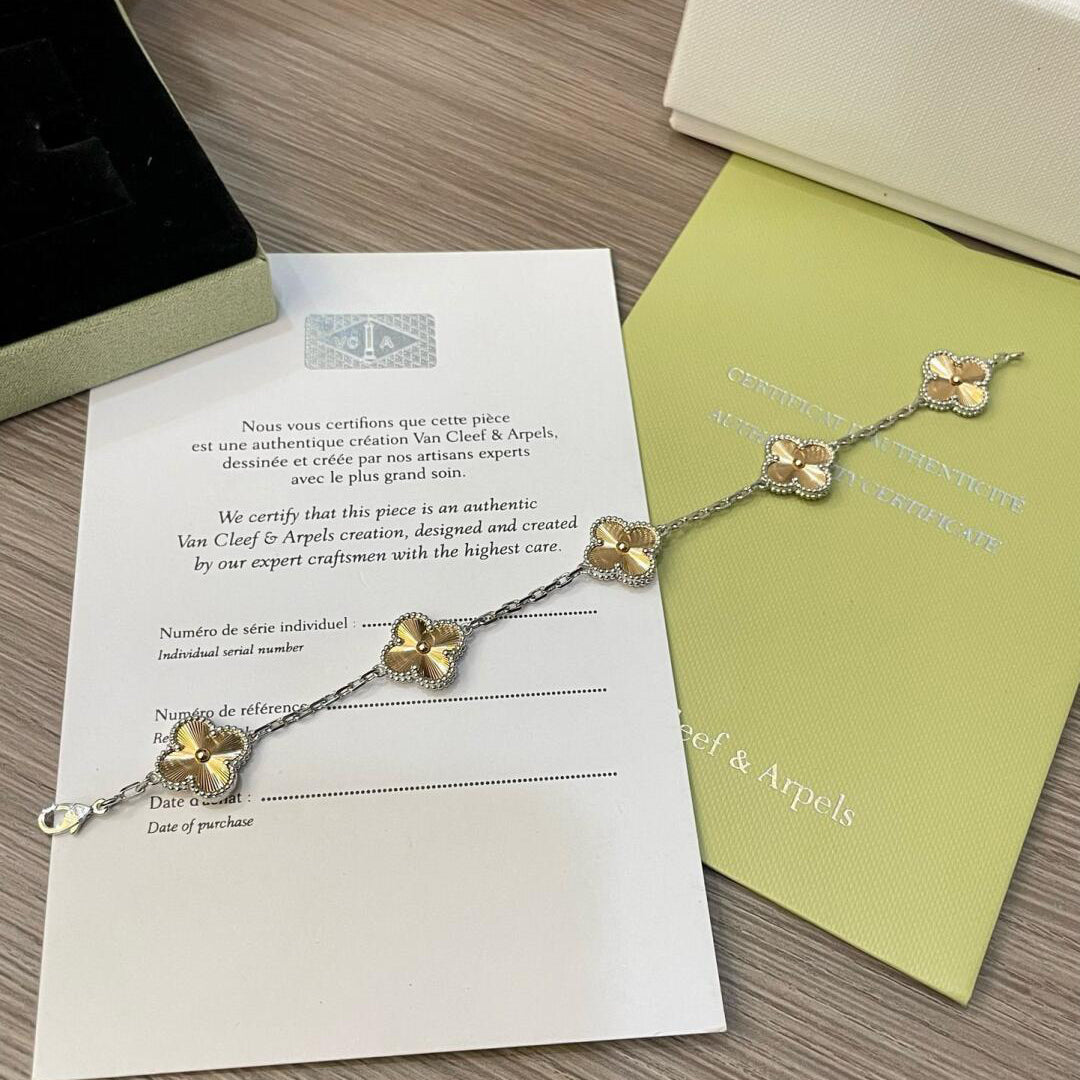 [Vicky]CLOVER  5 MOTIFS  CHRISTMAS LIMITED EDITION BRACELET