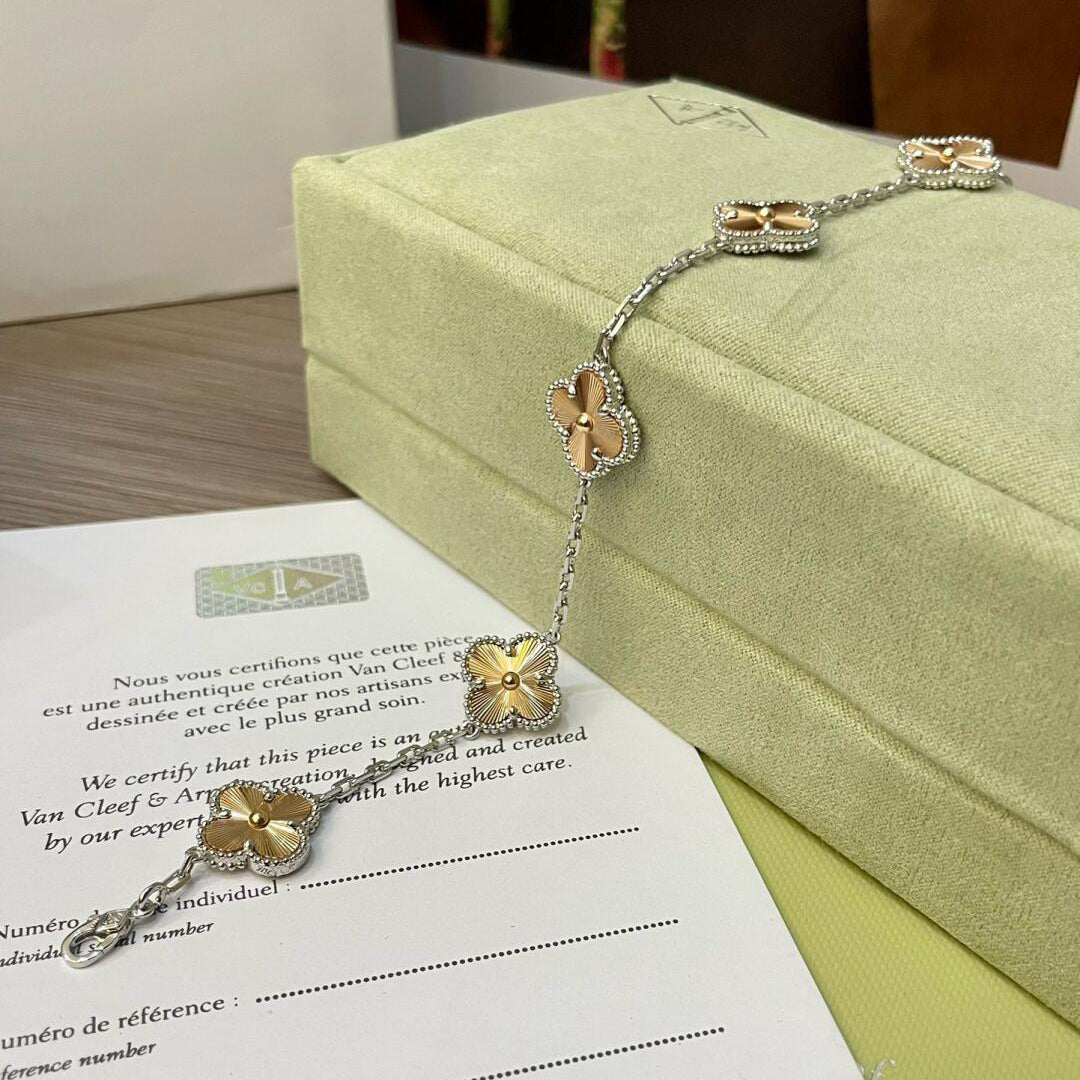 [Vicky]CLOVER  5 MOTIFS  CHRISTMAS LIMITED EDITION BRACELET